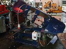 250 mm heavy duty horizontal band saw powers up and down. Make unknown but a well made machine